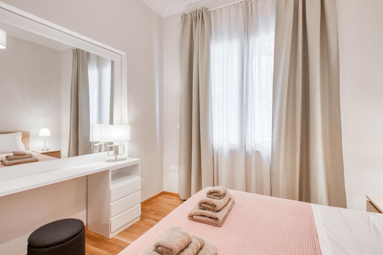 Modern 2-Bedroom Apt, 200M From The Acropolis Athens Luaran gambar