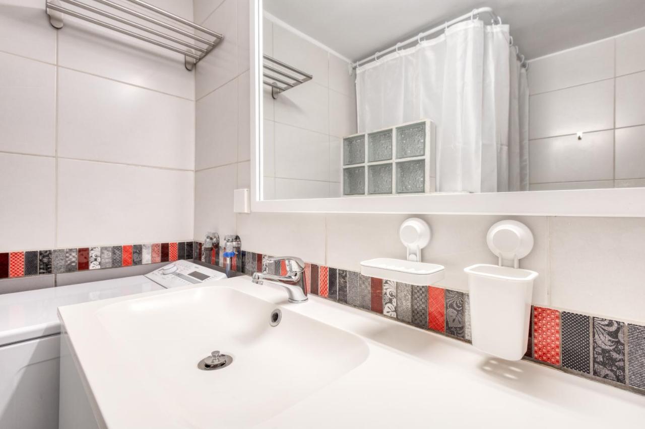 Modern 2-Bedroom Apt, 200M From The Acropolis Athens Luaran gambar