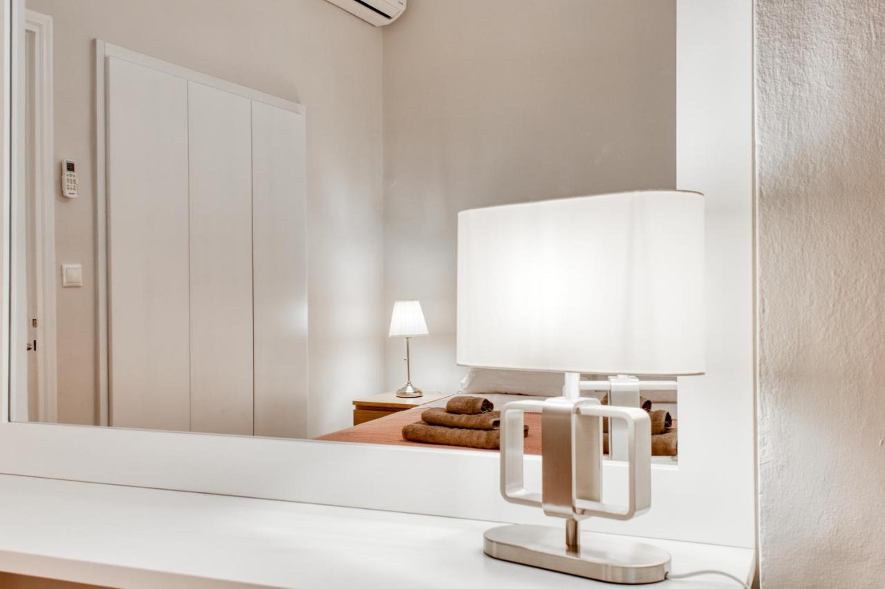 Modern 2-Bedroom Apt, 200M From The Acropolis Athens Luaran gambar