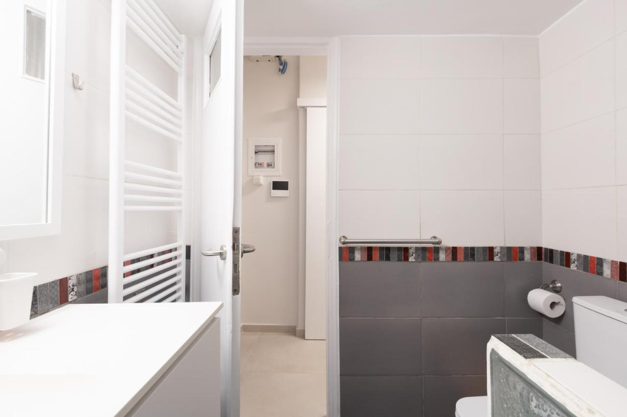 Modern 2-Bedroom Apt, 200M From The Acropolis Athens Luaran gambar