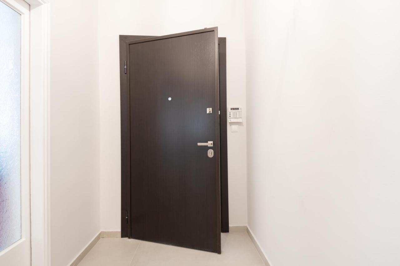 Modern 2-Bedroom Apt, 200M From The Acropolis Athens Luaran gambar